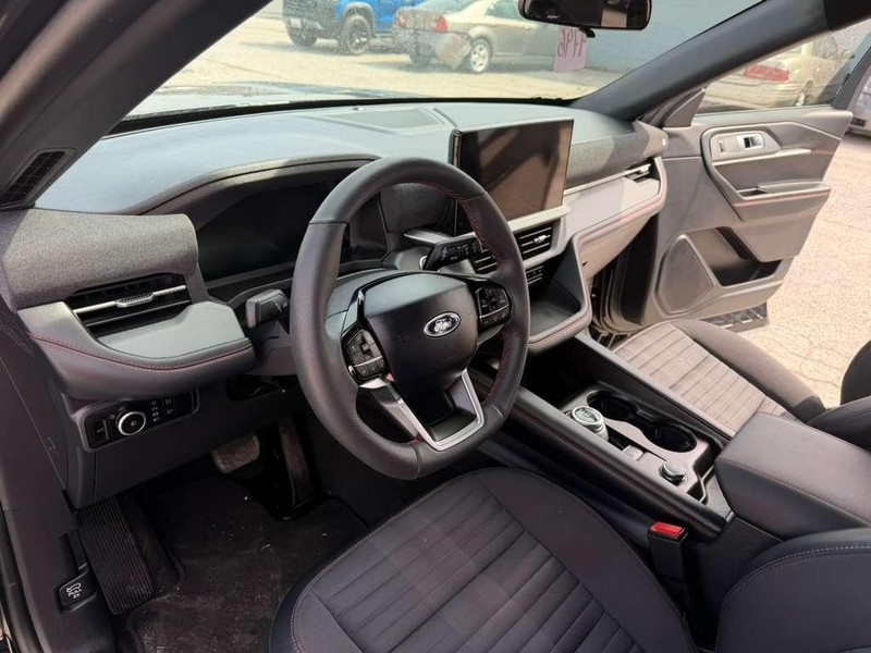 Ford Explorer Vehicle Full-screen Gallery Image 18