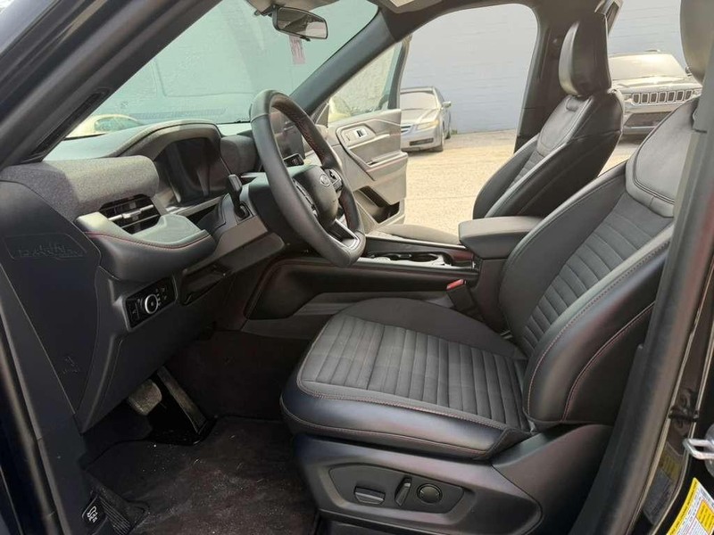 Ford Explorer Vehicle Full-screen Gallery Image 20