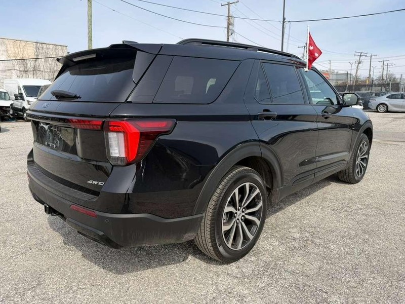 Ford Explorer Vehicle Full-screen Gallery Image 21