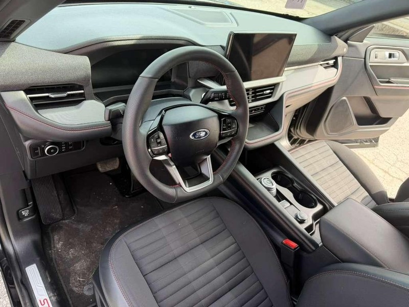 Ford Explorer Vehicle Full-screen Gallery Image 22