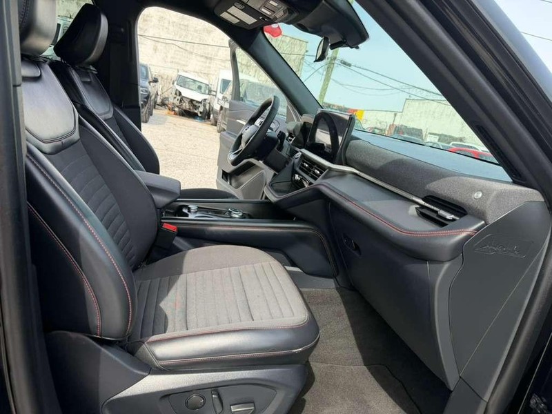 Ford Explorer Vehicle Full-screen Gallery Image 24