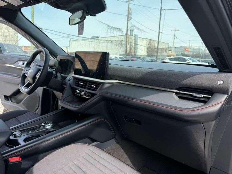 Ford Explorer Vehicle Full-screen Gallery Image 25