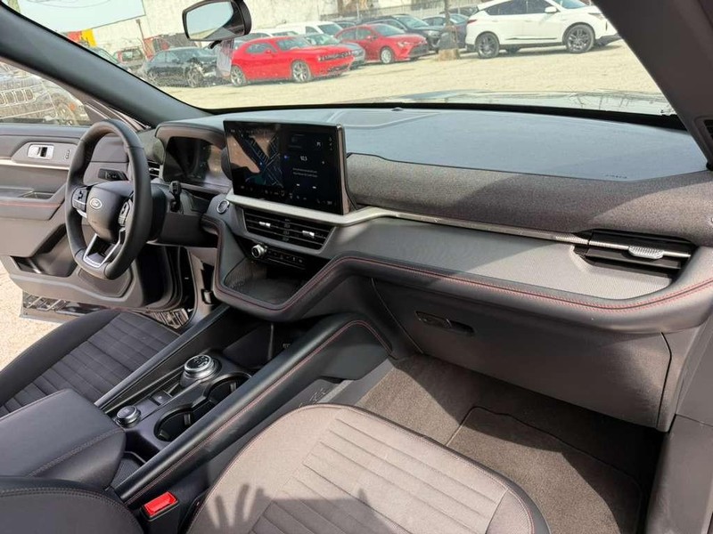 Ford Explorer Vehicle Full-screen Gallery Image 26