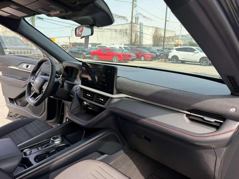 Ford Explorer Vehicle Full-screen Gallery Image 27