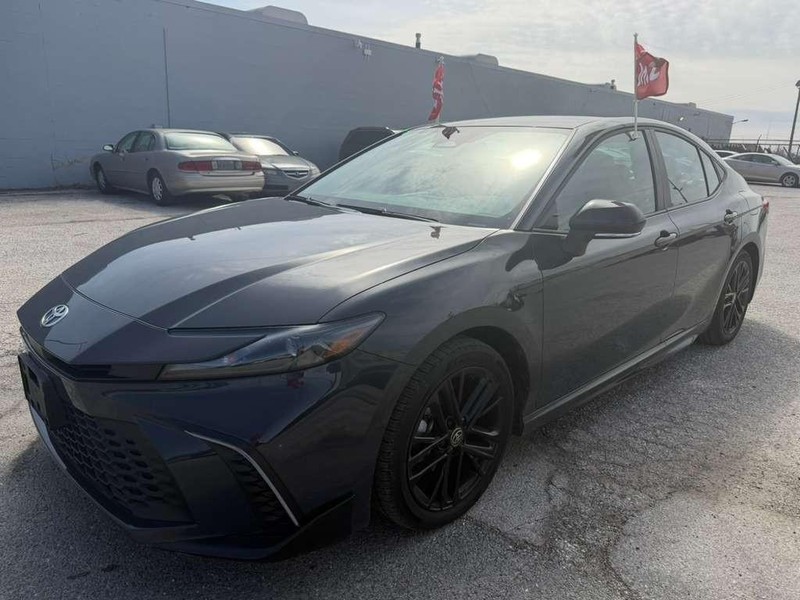 Toyota Camry Vehicle Full-screen Gallery Image 4