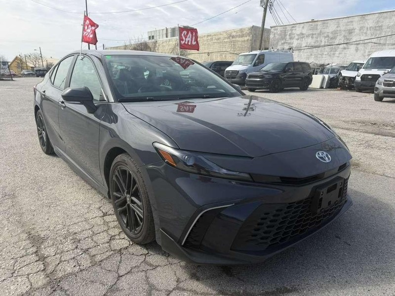 Toyota Camry Vehicle Full-screen Gallery Image 10