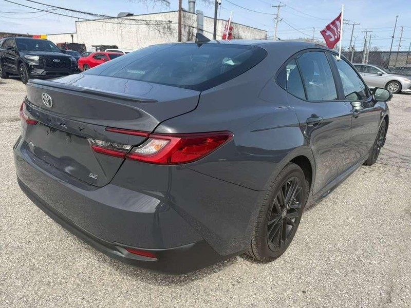 Toyota Camry Vehicle Full-screen Gallery Image 11