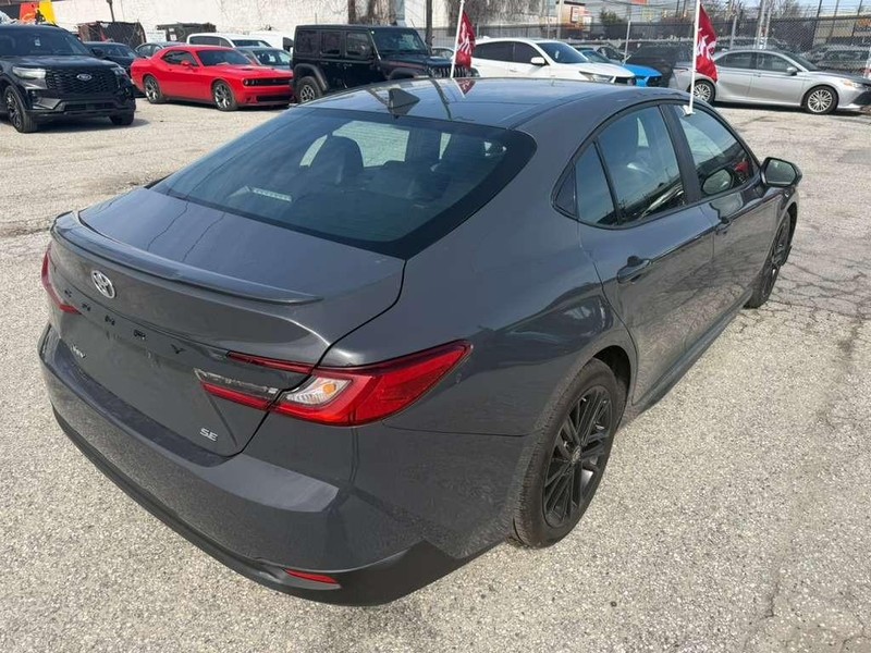 Toyota Camry Vehicle Full-screen Gallery Image 12