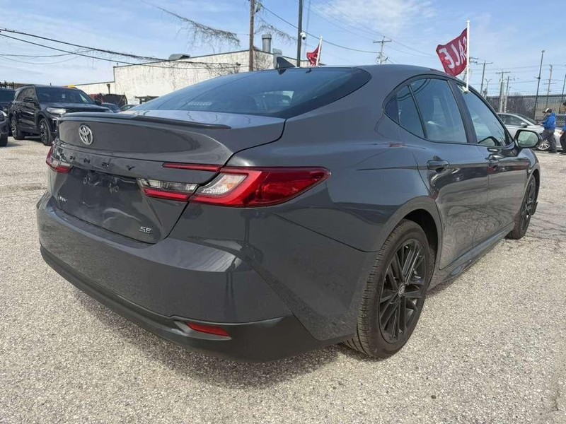 Toyota Camry Vehicle Full-screen Gallery Image 13