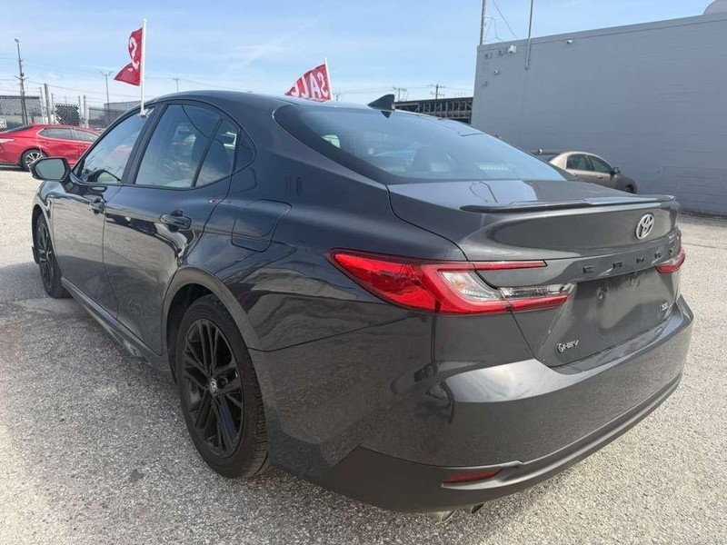 Toyota Camry Vehicle Full-screen Gallery Image 15