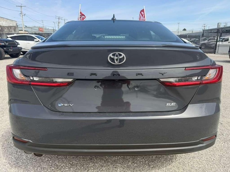 Toyota Camry Vehicle Full-screen Gallery Image 17