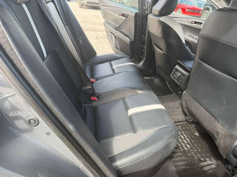 Toyota Camry Vehicle Full-screen Gallery Image 18