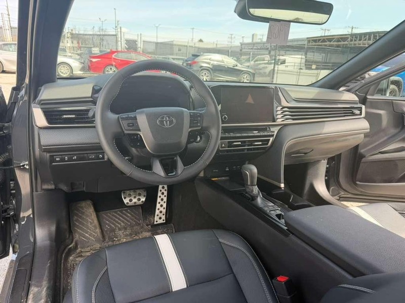 Toyota Camry Vehicle Full-screen Gallery Image 20