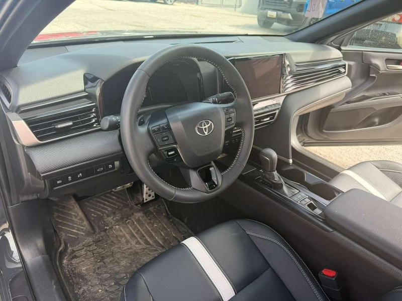 Toyota Camry Vehicle Full-screen Gallery Image 21