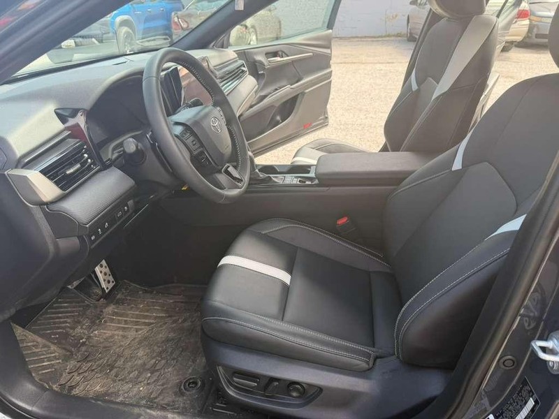 Toyota Camry Vehicle Full-screen Gallery Image 22