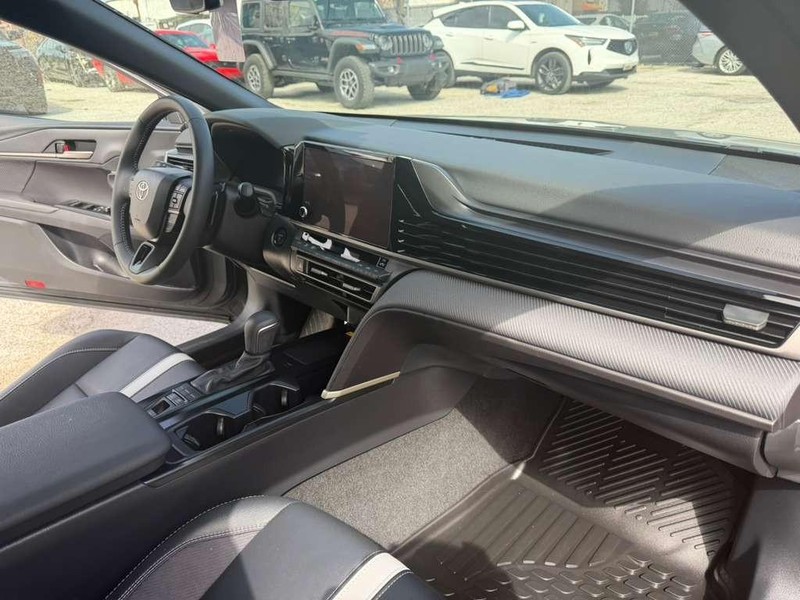 Toyota Camry Vehicle Full-screen Gallery Image 25