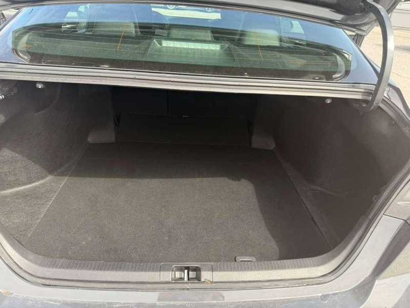 Toyota Camry Vehicle Full-screen Gallery Image 26