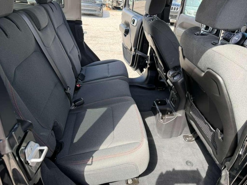 Jeep Wrangler Vehicle Full-screen Gallery Image 17