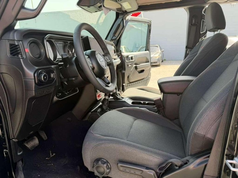 Jeep Wrangler Vehicle Full-screen Gallery Image 22