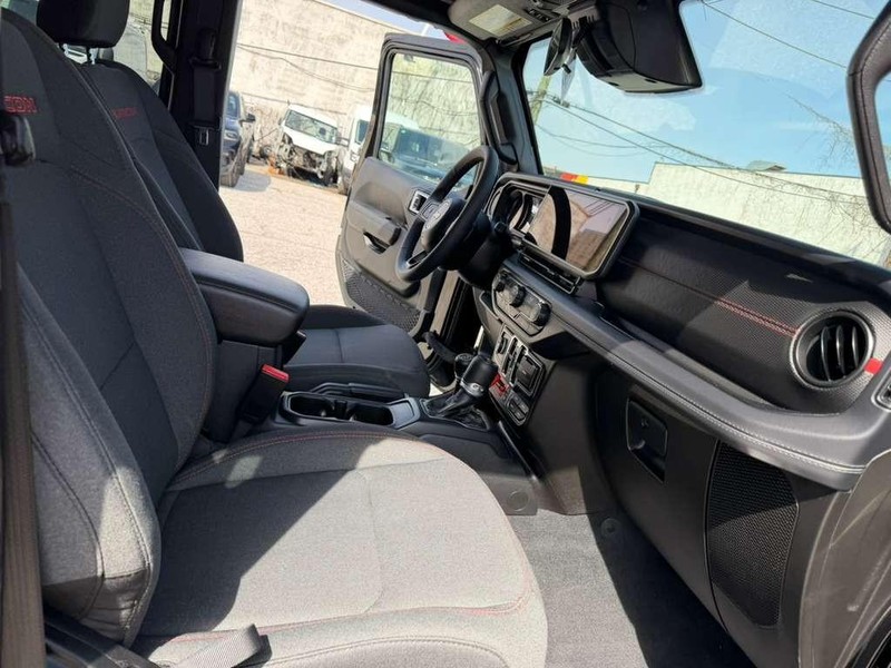 Jeep Wrangler Vehicle Full-screen Gallery Image 25