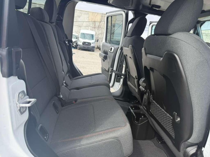 Jeep Gladiator Vehicle Full-screen Gallery Image 12