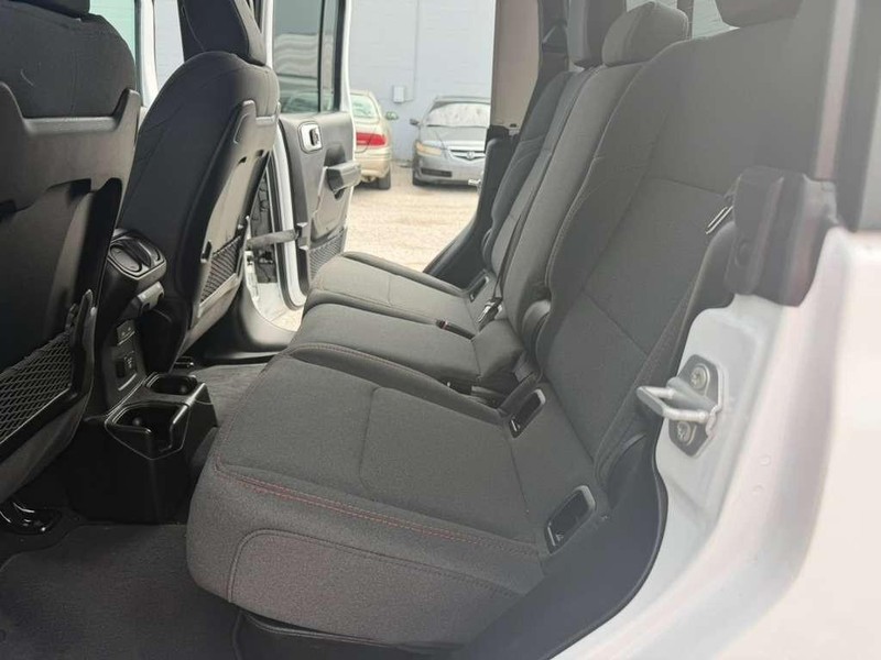 Jeep Gladiator Vehicle Full-screen Gallery Image 17