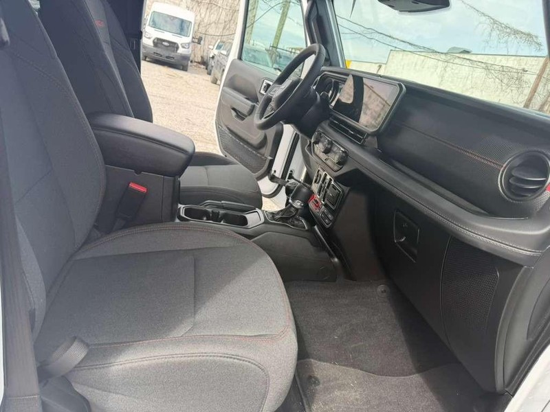 Jeep Gladiator Vehicle Full-screen Gallery Image 21