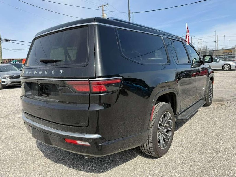 Jeep Wagoneer L Vehicle Full-screen Gallery Image 10