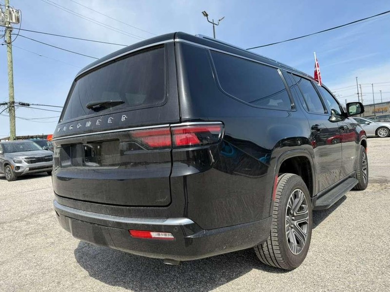 Jeep Wagoneer L Vehicle Full-screen Gallery Image 12