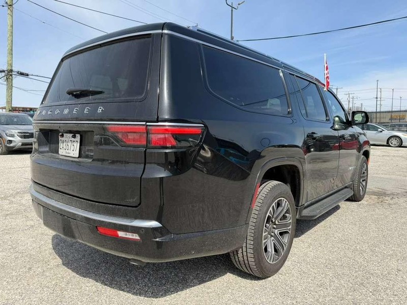 Jeep Wagoneer L Vehicle Full-screen Gallery Image 13