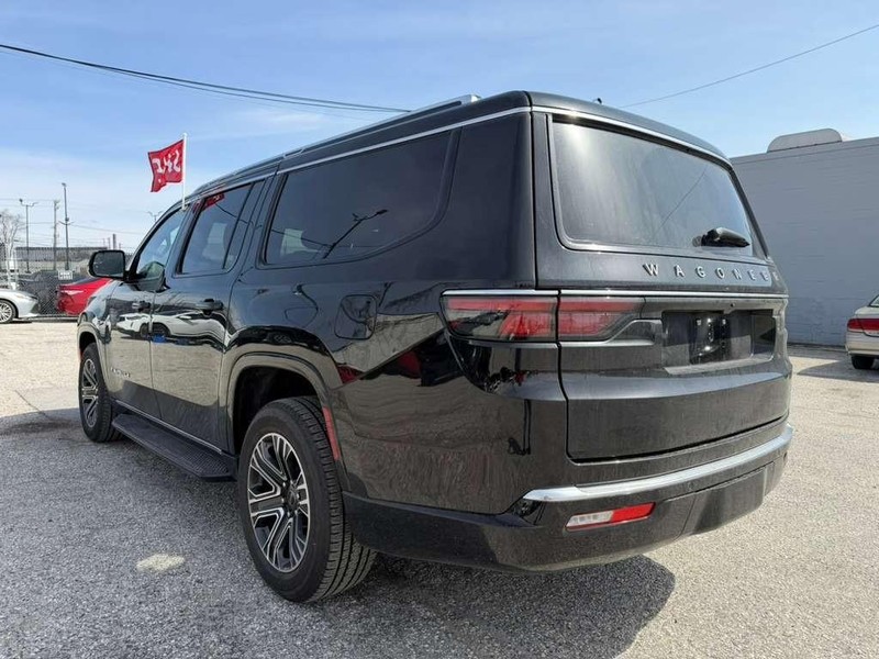 Jeep Wagoneer L Vehicle Full-screen Gallery Image 14