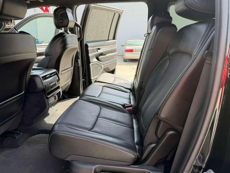 Jeep Wagoneer L Vehicle Full-screen Gallery Image 18