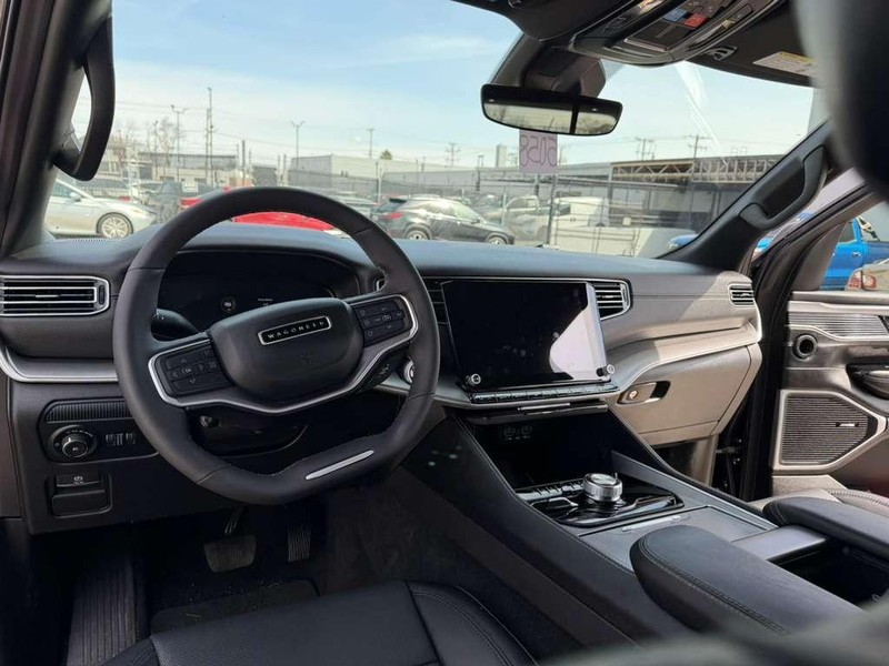 Jeep Wagoneer L Vehicle Full-screen Gallery Image 19