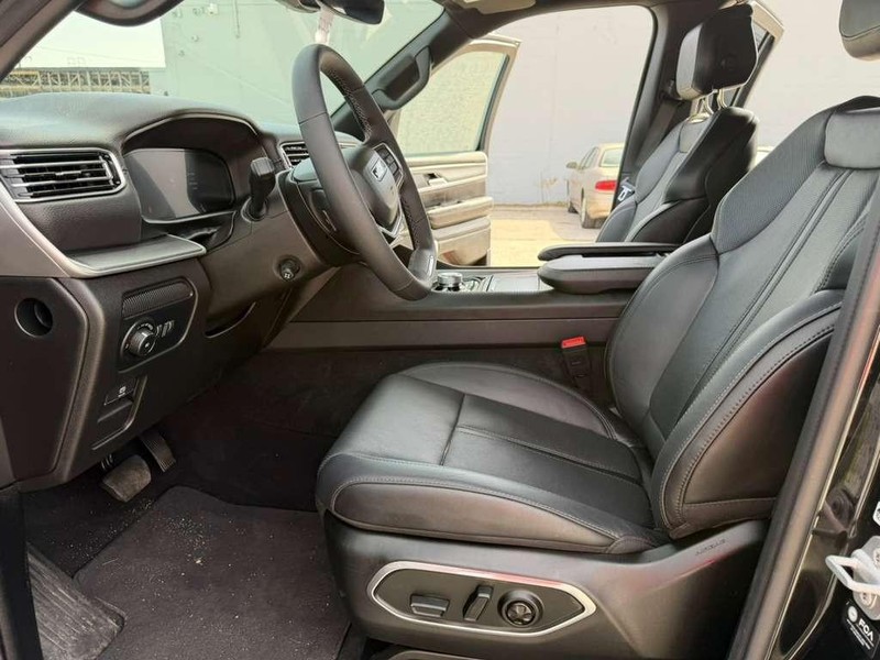 Jeep Wagoneer L Vehicle Full-screen Gallery Image 22