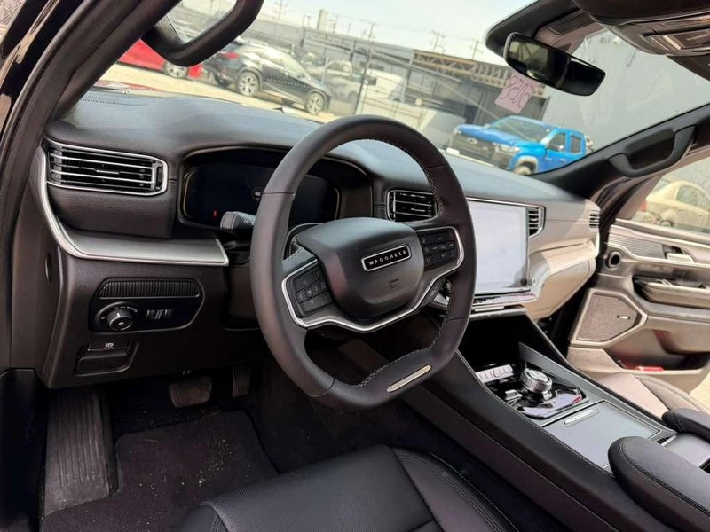 Jeep Wagoneer L Vehicle Full-screen Gallery Image 24