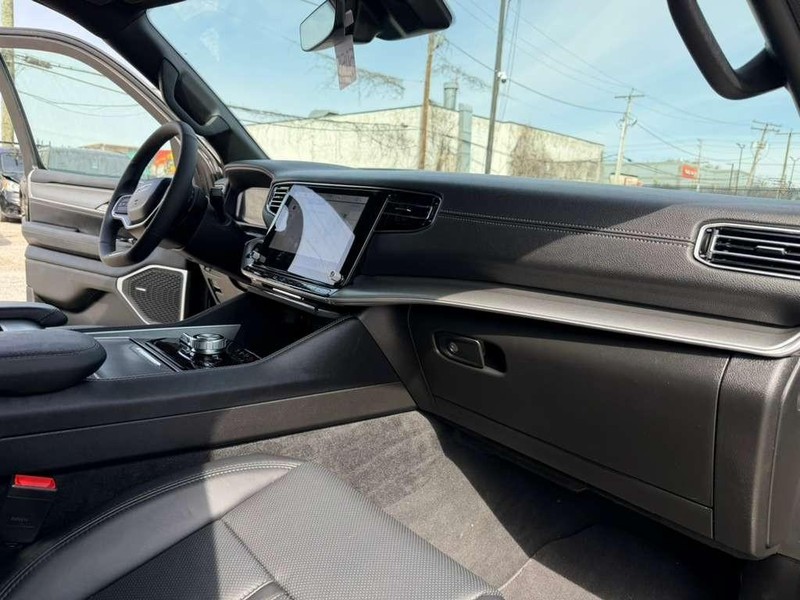 Jeep Wagoneer L Vehicle Full-screen Gallery Image 26