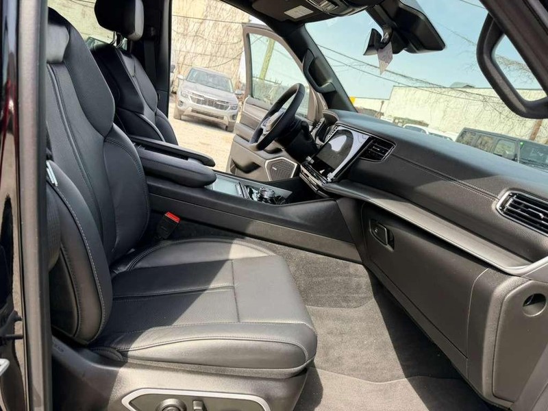 Jeep Wagoneer L Vehicle Full-screen Gallery Image 27