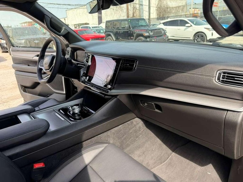 Jeep Wagoneer L Vehicle Full-screen Gallery Image 28