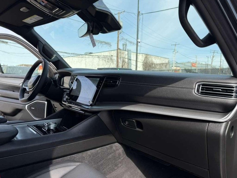 Jeep Wagoneer L Vehicle Full-screen Gallery Image 30