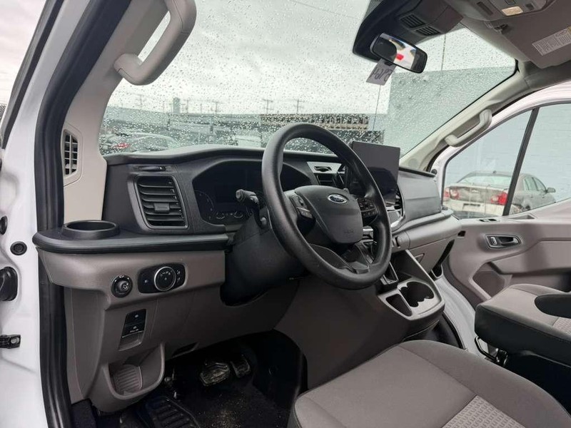 Ford Transit Passenger Wagon Vehicle Full-screen Gallery Image 18