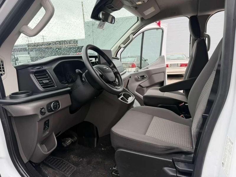 Ford Transit Passenger Wagon Vehicle Full-screen Gallery Image 19