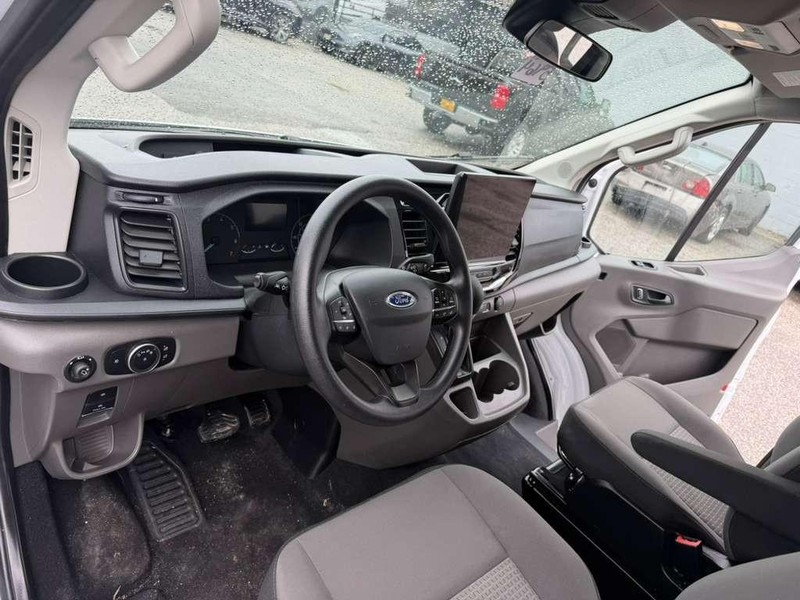 Ford Transit Passenger Wagon Vehicle Full-screen Gallery Image 20