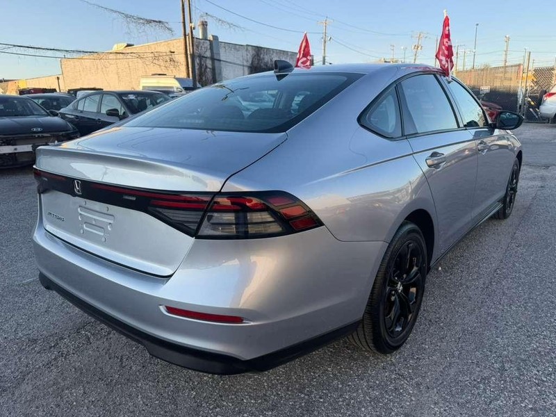 Honda Accord Sedan Vehicle Full-screen Gallery Image 8