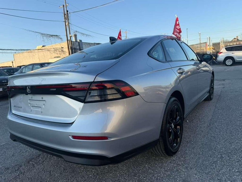 Honda Accord Sedan Vehicle Full-screen Gallery Image 9