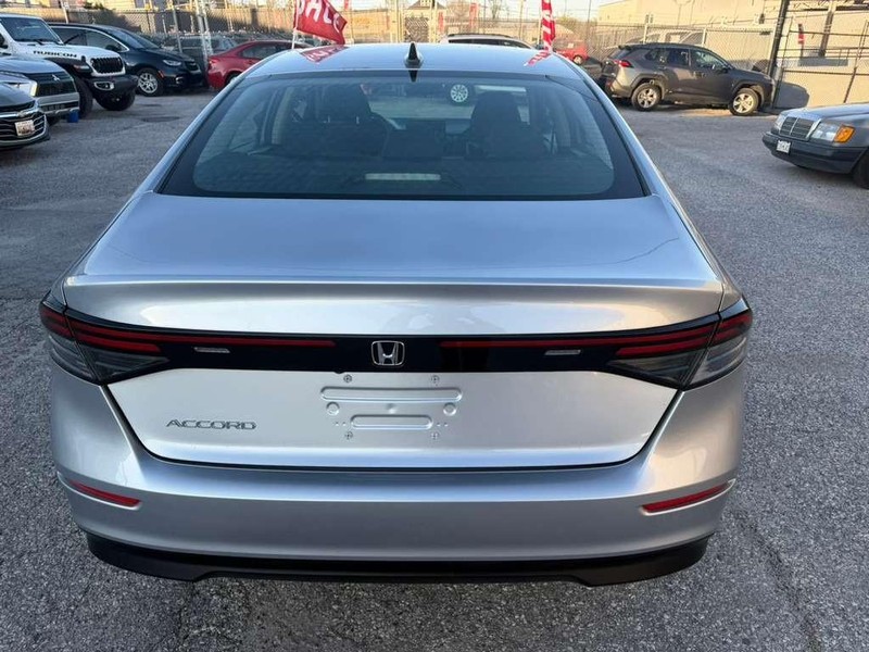 Honda Accord Sedan Vehicle Full-screen Gallery Image 11