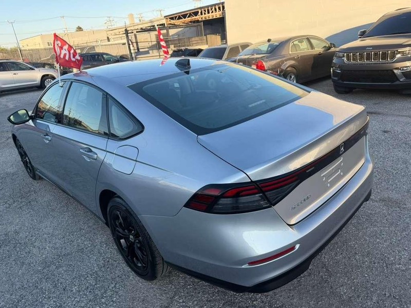 Honda Accord Sedan Vehicle Full-screen Gallery Image 14