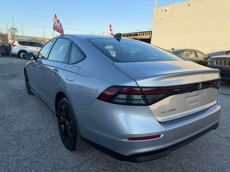 Honda Accord Sedan Vehicle Full-screen Gallery Image 15