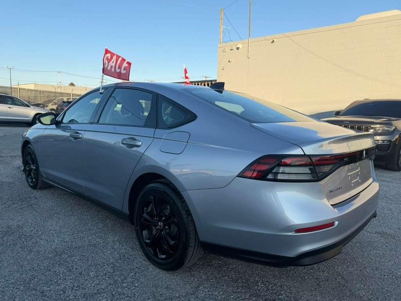 Honda Accord Sedan Vehicle Full-screen Gallery Image 16