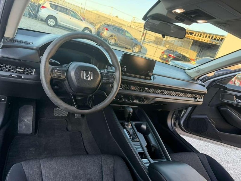 Honda Accord Sedan Vehicle Full-screen Gallery Image 19