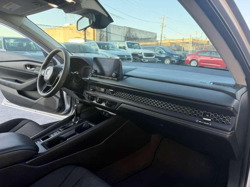 Honda Accord Sedan Vehicle Full-screen Gallery Image 22